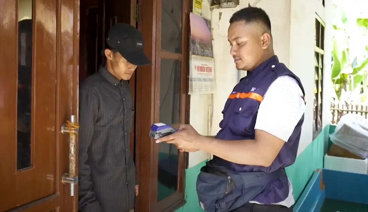 Pria yang juga berprofesi sebagai guru SD ini melihat kebutuhan transaksi keuangan yang cepat untuk mendukung kegiatan masyarakat. (Dok. BRI)