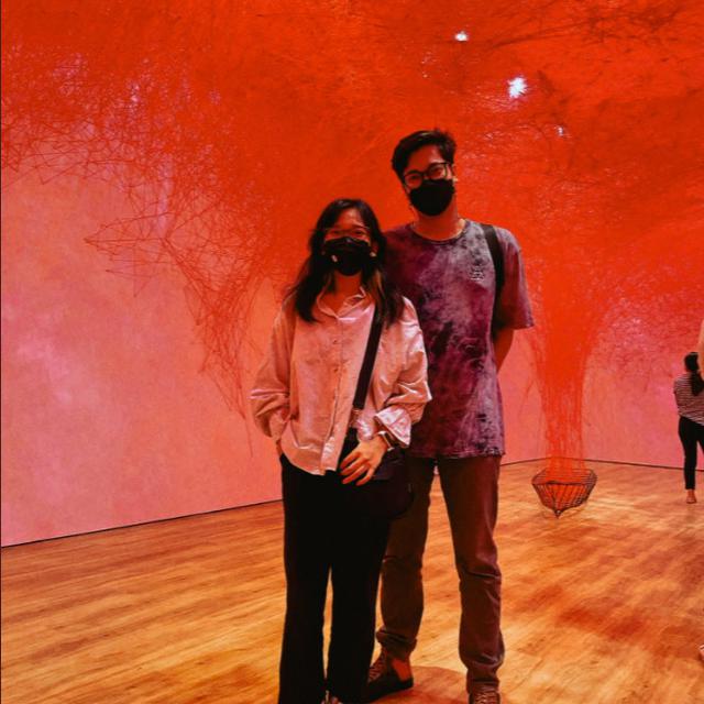 6 Potret Cewek Punya Pacar Tinggi Ini Curi Perhatian, Jadi Mudah Dirangkul