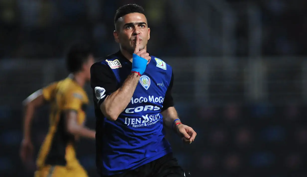Penyerang naturalisasi Arema Cronus, Cristian Gonzales, merayakan gol ke gawang Mitra Kukar pada laga leg pertama semifinal Piala Jenderal Sudirman. (Bola.com/Kevin Setiawan)