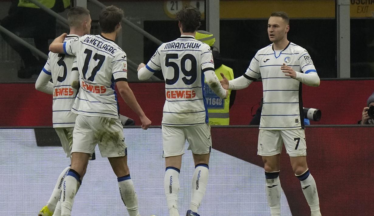 Selebrasi para pemain Atalanta setelah Teun Koopmeiners (kanan) mencetak gol penyeimbang 1-1 ke gawang AC Milan pada laga perempatfinal Coppa Italia 2023/2024 di San Siro Stadium, Milan, Kamis (11/1/2024) dini hari WIB. (AP Photo/Luca Bruno)