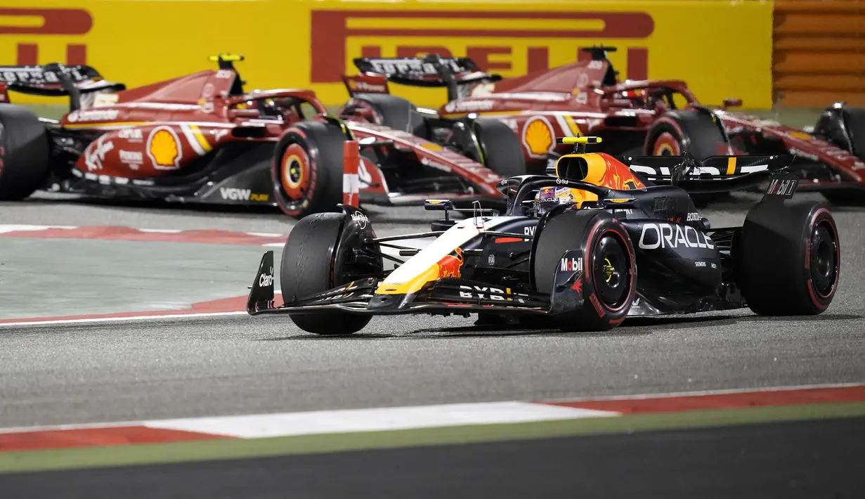Pembalap Red Bull Racing, Max Verstappen (depan) memacu mobilnya di depan dua pembalap Ferrari saat Formula 1 GP Bahrain 2024 yang berlangsung di Sirkuit Sakhir, Bahrain, Sabtu (03/03/2024) malam WIB. (AP Photo/Darko Bandic)