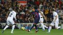 Pemain Barcelona, Raphinha (tengah) berusaha melewati pemain Real Madrid pada laga pekan ke-26 Liga Spanyol 2022/2023 di Camp Nou, Barcelona, Senin (20/03/2023). Blaugrana menang dengan skor 2-1 pada pertandingan yang bertajuk El Classico tersebut. (AP Photo/Joan Monfort)