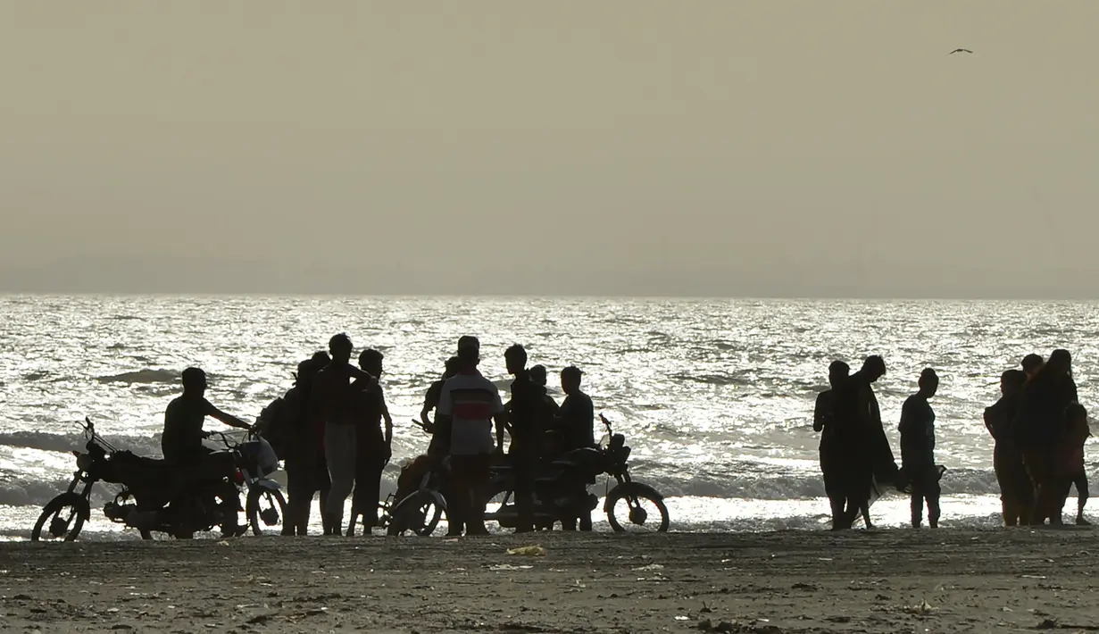 Warga Pakistan berkumpul di tepi pantai Clifton selama gelombang panas yang terjadi di Karachi, Senin (21/5). Lebih dari 60 orang tewas akibat gelombang panas terik yang melanda Karachi, Pakistan, dalam tiga hari terakhir. (AFP/RIZWAN TABASSUM)