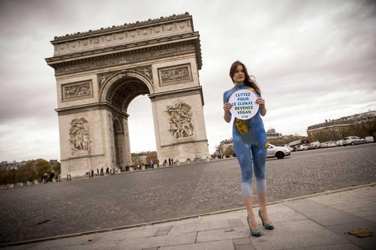 Demo perubahan iklim, model cantik ini nekat pose setengah bugil