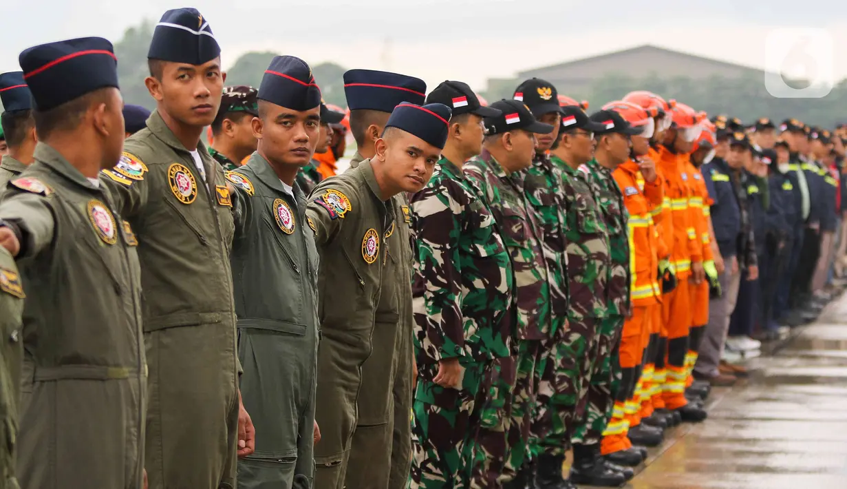 Petugas SAR gabungan mengikuti pelepasan misi kemanusian ke Turki di Lanud Halim Perdanakusuma, Jakarta, Sabtu (11/2/2023). Pemerintah mengirimkan bantuan logistik sebanyak lima ton dan personel gabungan tim pencarian dan penyelamatan (SAR) sebanyak 65 orang untuk membantu proses operasi SAR korban gempa di Turki. (Liputan6.com/Herman Zakharia)