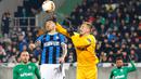 Gelandang Inter Milan, Matias Vecino, berebut bola dengan kiper Ludogorets, Plamen Iliev dalam leg pertama 32 besar Liga Europa di Huvepharma Arena, Kamis (20/2/2020). Inter Milan sukses membawa pulang kemenangan usai mengalahkan tuan rumah Ludogorets 2-0. (AP/Vadim Ghirda)