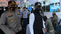 Wali Kota Bogor Bima Arya (kanan) saat mengecek kepatuhan warga dalam menggunakan masker di Pasar Ciawi, Bogor, Kamis (10/9/2020). Kegiatan ini bagian dari kesepakatan antara Pemkot dan Pemkab Bogor dalam pengawasan penerapan protokol kesehatan di titik-titik perbatasan. (merdeka.com/Arie Basuki)