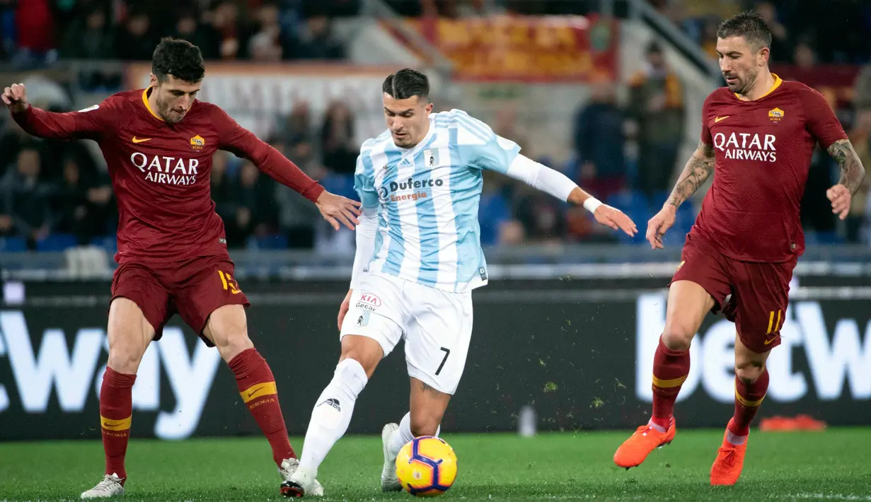 Pemain Virtus Entella, Entany's Dany Mota (tengah) menggiring bola saat bertanding melawan AS Roma dalam Coppa Italia di Stadion Olimpico, Roma, Italia, Senin (14/1). Roma menang 4-0 dan melaju ke perempat final. (Maurizio Brambatti/ANSA via AP)