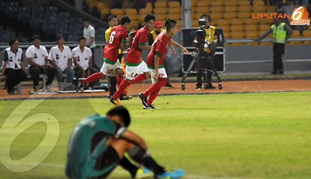 Tiga pemain Timnas Indonesia berlari sambil tersenyum melewati peman Laos yang terduduk lesu usai laskar Merah Putih menambah golnya (Liputan6.com/Helmi Fithriansyah)