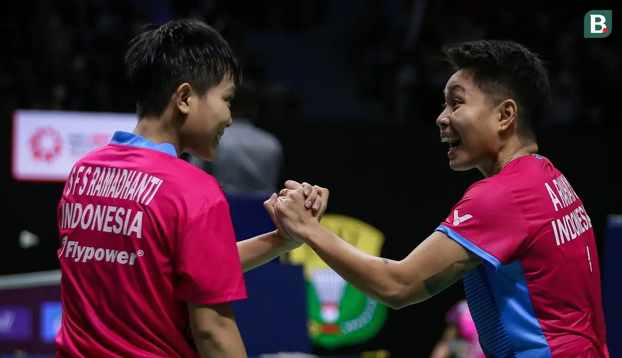 Setelah meloloskan 3 wakilnya ke babak 16 besar pada sesi pagi hingga sore di hari kedua Turnamen Bulu Tangkis East Ventures Indonesia Open 2022 di Istora Senayan, Jakarta, Rabu (15/6/2022), Indonesia kembali menambah 4 wakilnya usai mengalahkan lawan-lawannya di sesi sore hingga malam. Salah satunya adalah ganda putri Apriyani Rahayu/Siti Fadia Silva Ramadhanti yang menggusur ganda kuat Jepang unggulan ke-5, Mayu Matsumoto/Wakana Nagahara. (Bola.com/Bagaskara Lazuardi)