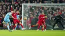 Pemain Newcastle United Jonjo Shelvey (kiri) mencetak gol ke gawang Liverpool pada pertandingan sepak bola Liga Inggris di Stadion Anfield, Liverpool, Inggris, 16 Desember 2021. Liverpool menang 3-1. (AP Photo/Jon Super)