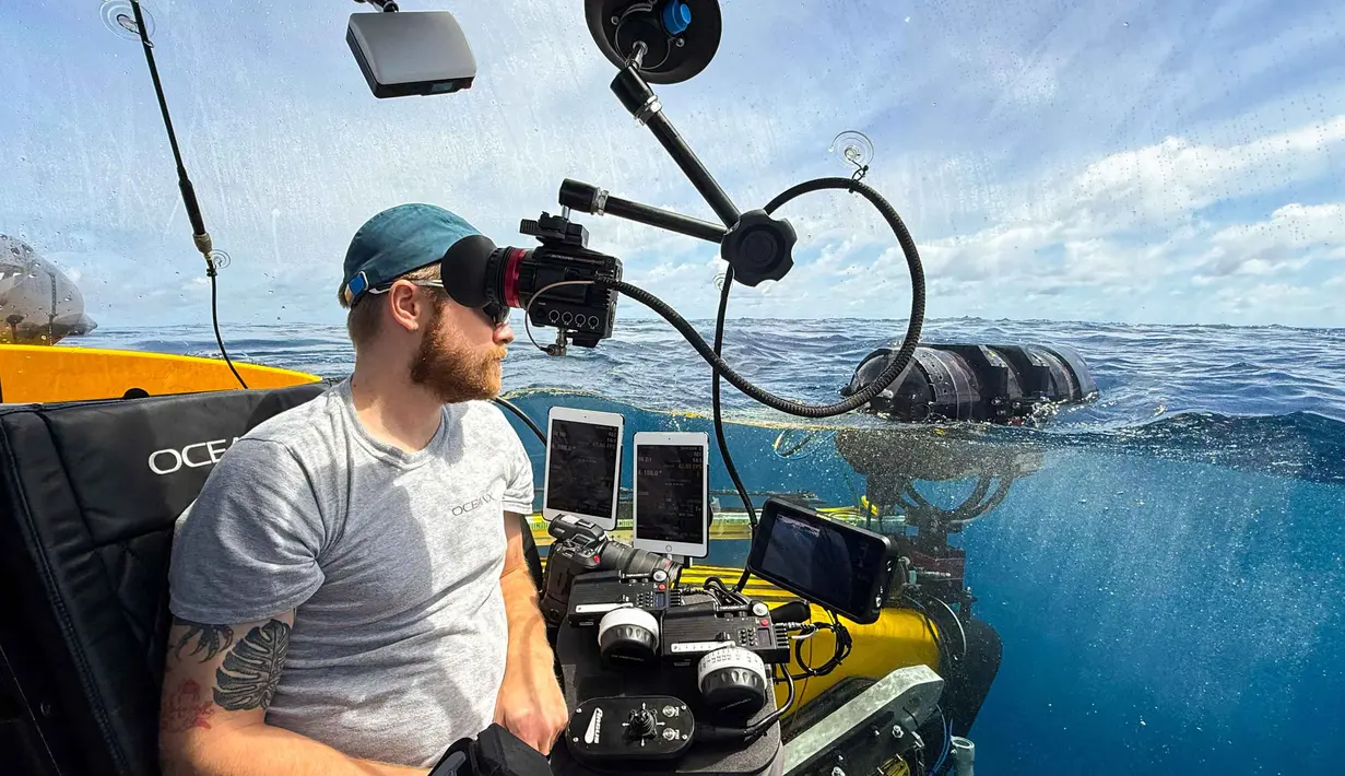 Mereka membawa serta hasil identifikasi 14 spesies megafauna, seperti yang juga dilaporkan ROV Program Lead OceanX, Andrew Craig. Tampak dalam foto yang diambil pada 9 Januari 2026 menunjukkan direktur fotografi OceanX, Adam Wolfbrandt, muncul kembali ke permukaan di kapal selam Nadir setelah menyelam di lepas pantai Pulau Sulawesi. (Sara HUSSEIN/AFP)