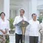 Presiden Jokowi yang ditemani Wakil Presiden, Jusuf Kalla beserta istri mengumumkan jabatan menteri yang akan memimpin 34 departemen (Liputan6.com/Herman Zakharia) 