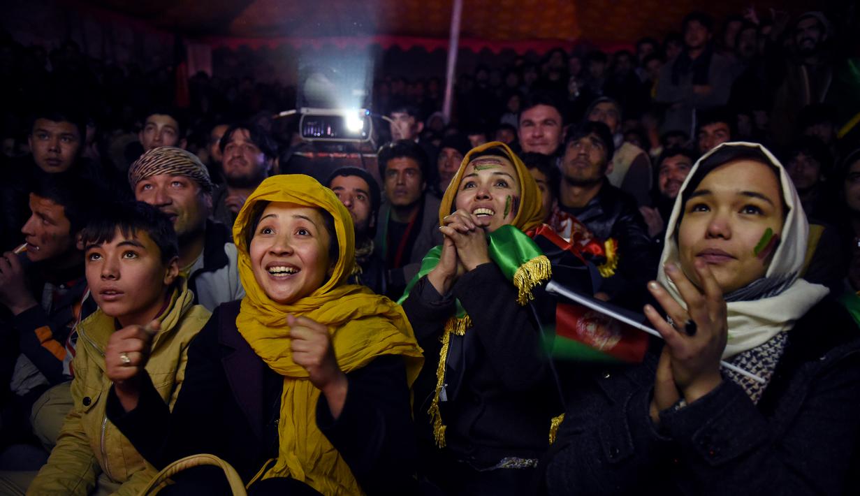 Pendukung Timnas sepak bola Afganistan saat menonton final Piala SAFF antara India melawan Afganistan melalui layar lebar di Taman Shar-e- Naw, Kabul, Afganistan, (3/1/2016). (AFP/Wakil Kohsar)