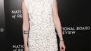 Aktris Kristen Stewart berpose saat menghadiri acara National Board of Review Gala 2015 di New York, Selasa (5/1/2016). Mantan kekasih Robert Pattinson itu tampil cantik mengenakan  mini dress putih pita-pita. (REUTERS / Andrew Kelly)