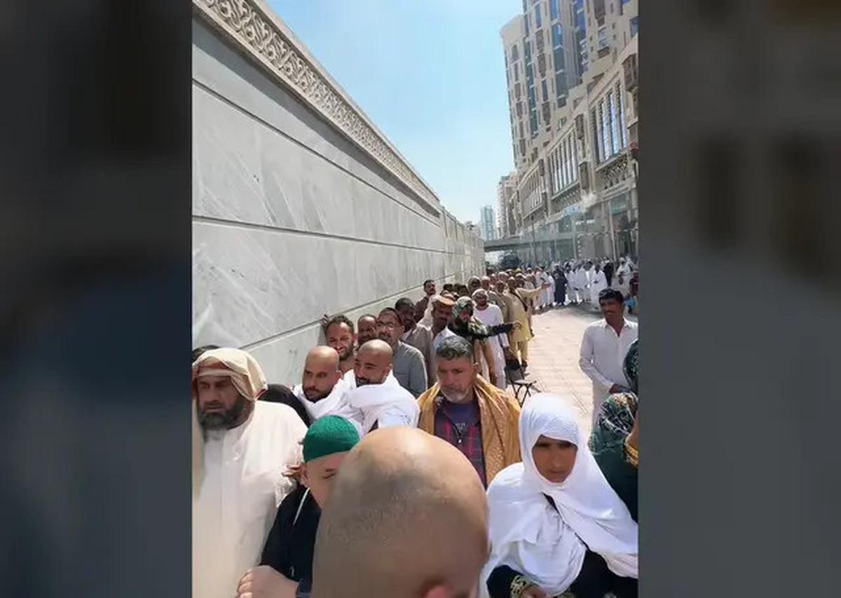 Ivan Gunawan Berbagi Nasi Kebuli di Makkah saat Umrah, Antrian Sampai Mengular