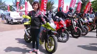 Istiqomatus Sa'adah ikut  riding bersama anggota komunitas CBR lainnya dalam kegiatan Jambore Nasional Honda CBR ke-5 di Padang.