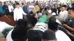Keluarga dan jemaah saat akan memakamkan jenazah Hj. Djuriah Rais atau dikenal dengan nama Dian Al Mahri ke dalam liang lahat di area Masjid Kubah Emas, Cinere, Depok, Jumat (29/3). Pendiri Masjid Kubah Emas itu meninggal dunia pada Jumat dini hari tadi di usia 70 tahun. (merdeka.com/Arie Basuki)