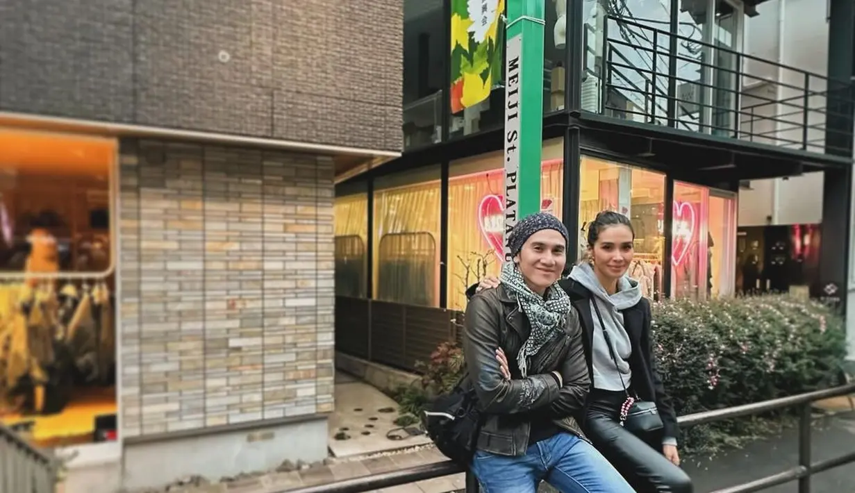 Vino terlihat maskulin dengan memadukan jaket, jeans, dan syal. Sementara Marsha tampil simple dengan cropped sweater dan celana panjang [@marshatimothy]