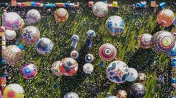 Festival balon udara di Wonosobo, Jawa Tengah selalu menarik perhatian masyarakat, dengan jumlah pengunjung yang mencapai ribuan orang. (DEVI RAHMAN/AFP)