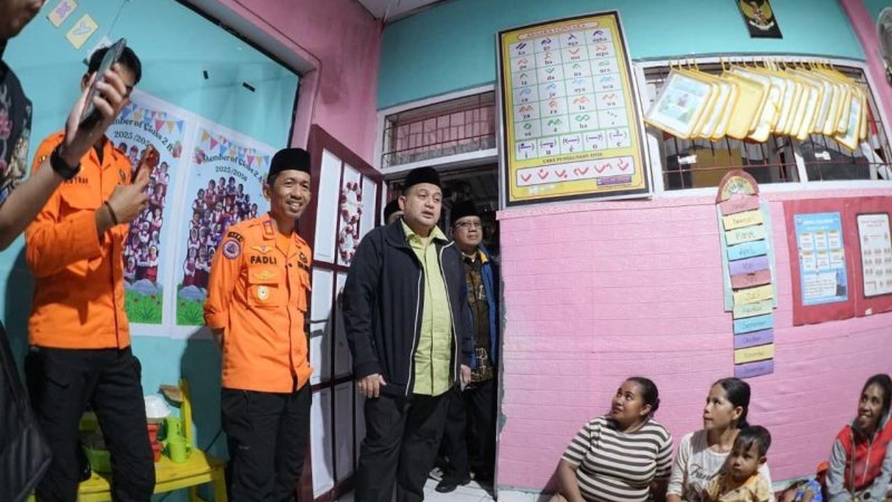 Wali Kota Makassar Serukan Kepedulian Saat Kunjungi Pengungsi Banjir di Paccerakkang