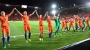 Para pemain Belanda merayakan kemenangannya atas Inggris pada UEFA Women’s Euro 2017 di Stadion FC Twente, di Enschede (3/8). Belanda akan bertemu Denmark di Final. (AFP Photo/Daniel Mihailescu)