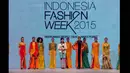 Desainer Priscilla Saputro berjalan di atas catwalk usai menampilkan sejumlah busana terbaru hasil karyanya dalam ajang Indonesia Fashion Week 2015 di JCC Senayan, Jakarta, Sabtu (28/2). (Liputan6.com/Panji Diksana)