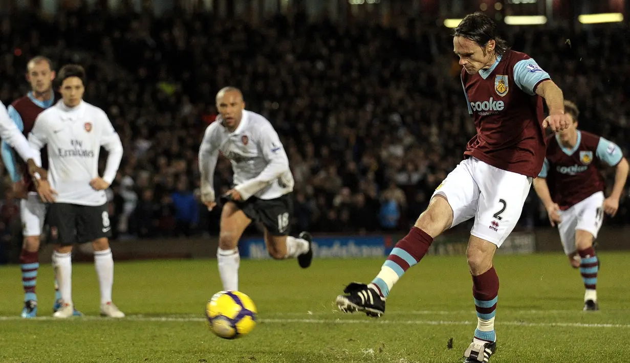 Graham Alexander. Bek Skotlandia yang hanya bermain semusim di Liga Inggris ini mencetak gol terakhirnya di usia 38 tahun dan 6 bulan saat Burnley menghadapi Hull City, 10 April 2010. Total ia mencetak 7 gol, 1 assist dan 2 clean sheet dalam 33 laga. (AFP/Andrew Yates)
