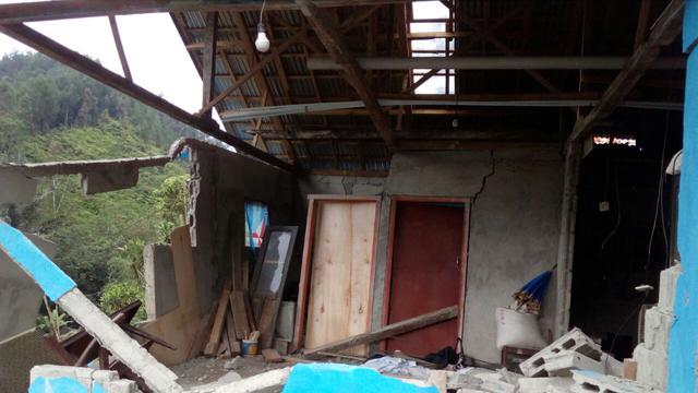 Gempa merusak gedung sekolah dan rumah di Kalibening, Banjarnegara. (Foto: Liputan6.com/SRU Banjarnegara/Muhamad Ridlo)