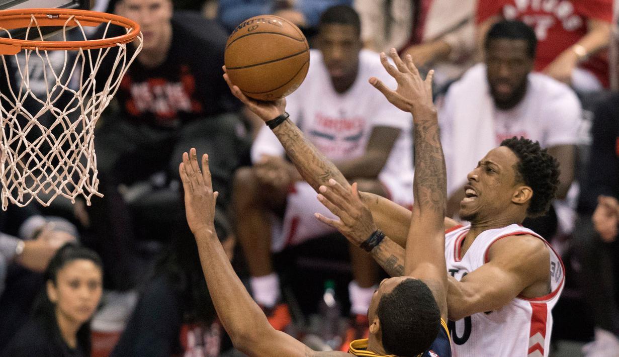 Pemain Toronto Raptors, DeMar DeRozan berusaha memasukan bola ke dalam ring pada Semifinal Wilayah Timur Playoffs NBA 2017 di Toronto (5/5). Pada pertadingan ini Raptors kalah dari Cavaliers dengan skor 115-94. (Frank Gunn/The Canadian Press via AP)