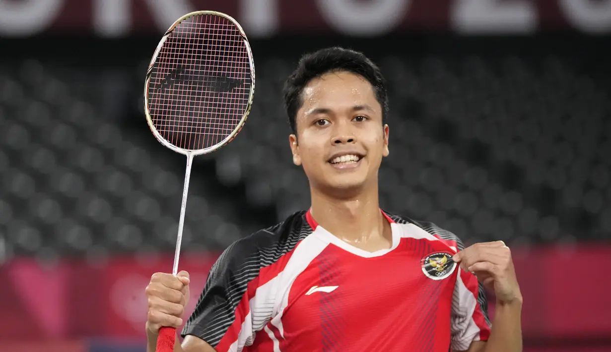 Pebulu tangkis Indonesia Anthony Sinisuka Ginting berselebrasi usai menang atas Kevin Cordon dari Guatemala usai perebutan medali perunggu badminton tunggal putra Olimpiade Tokyo 2020 di Musashino Forest Sports Plaza, Senin (2/8/2021). Anthony Ginting menang 21-11 dan 21-13. (AP/Markus Schreiber)