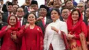 Selanjutnya, ada Pinka Haprani, putri dari Ketua DPR RI Puan Maharani yang juga terlihat mengenakan kebaya janggan saat momen pelantikannya. Kebaya janggan pilihannya jatuh pada warna putih dengan kain batik warna merah-putih sebagai bawahan dan selendang.