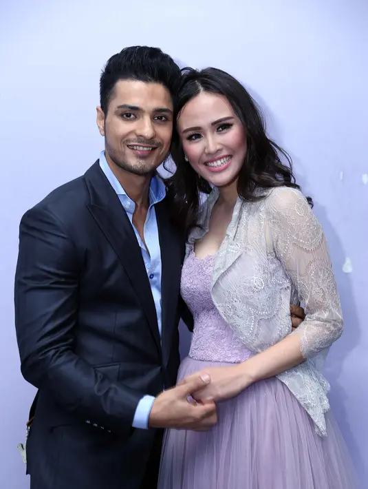 Nita dengan senang menceritakan jika sosok Vin Rana sangat mirip dengan sang ayah yang merupakan sosok pria bertanggung jawab dan peduli dengan dirinya. Nita merasa Vin Rana selalu melindunginya dan menggantikan sosok ayah. (Nurwahyunan/Bintang.com)