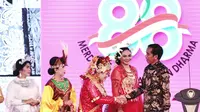 Jokowi menyalami Ibu-ibu paduan suara Bhayangkara dalam acara peringatan hari ibu di Banten (Setpres/Biro Pers Kepresidenan)
