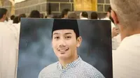 Emmeril Kahn Mumtadz atau Eril, putra Ridwan Kamil, saat ini telah resmi menyandang gelar haji (https://www.instagram.com/p/CfysbkqlYoM/)