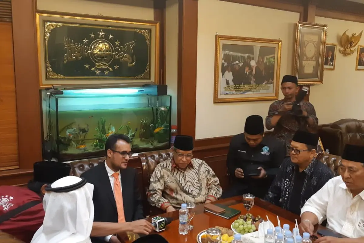 Duta Besar de facto Arab Saudi untuk RI, Yahya Hassan al-Qahtani (depan kiri) bersama Ketua Umum PBNU Said Aqil Siradj (depan kanan) di Kantor PBNU Jakarta (3/1/2019) (Rizki Akbar Hasan / Liputan6.com)