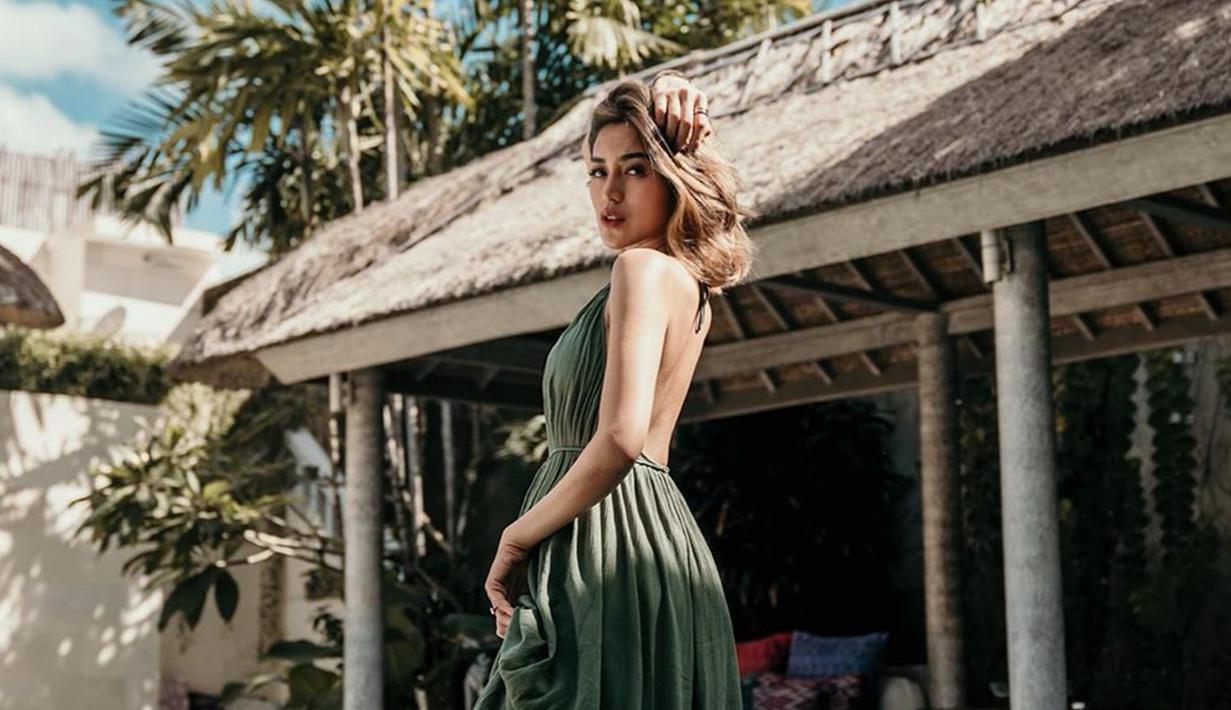 Jessica Iskandar kerap kali mengunggah foto gaya berpakaiannya. Tunangan Richard Kyle ini terlihat sexy dengan pakaian yang terbuka. (Liputan6.com/IG/inijedar)