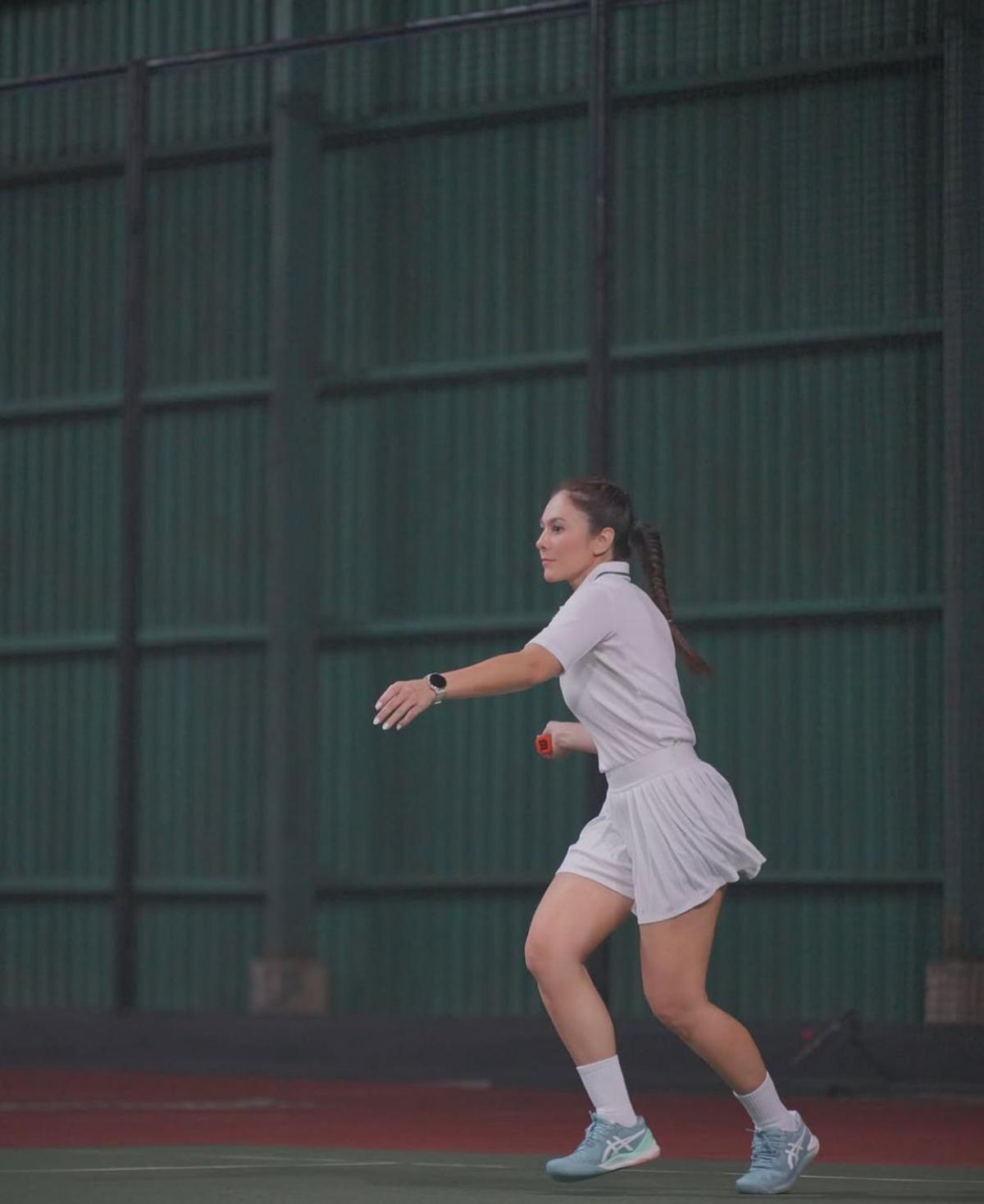 5 Potret Wulan Guritno Main Tenis Rahasia Body Goals yang Bikin Netizen Kagum