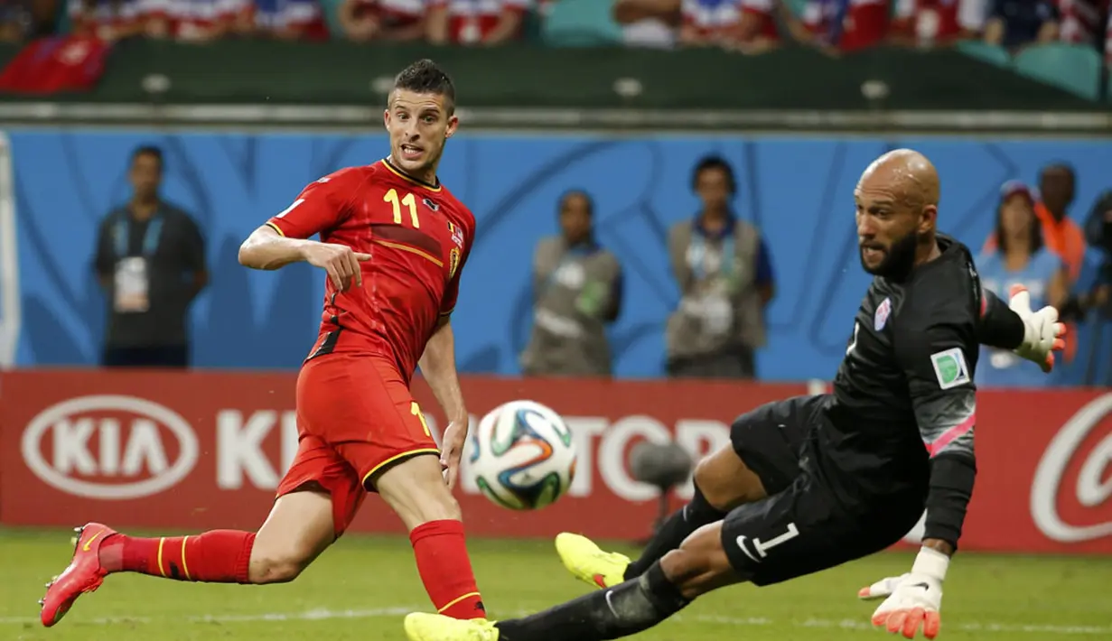 Penjaga gawang Timnas AS, Tim Howard (kanan), berhasil mementahkan sepakan pemain depan Belgia, Kevin Mirallas, di laga 16 besar Piala Dunia 2014 di Stadion Fonte Nova, Salvador, (2/7/2014). (REUTERS/Sergio Moraes)
