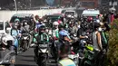Pengendara motor melambatkan laju kendaraannya untuk melihat kebakaran yang melanda Pasar Senen, Jakarta Pusat, Kamis (19/1). Petugas belum dapat menyimpulkan penyebab kebakaran serta korban dan kerugian yang diakibatkannya. (Liputan6.com/Faizal Fanani)