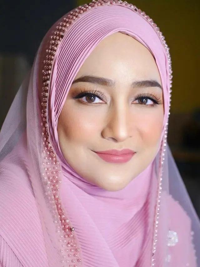10 Gaya Cindy Fatika Sari Dampingi Sang Anak Menikah, Sama-sama Cantik bak Pinang Dibelah Dua