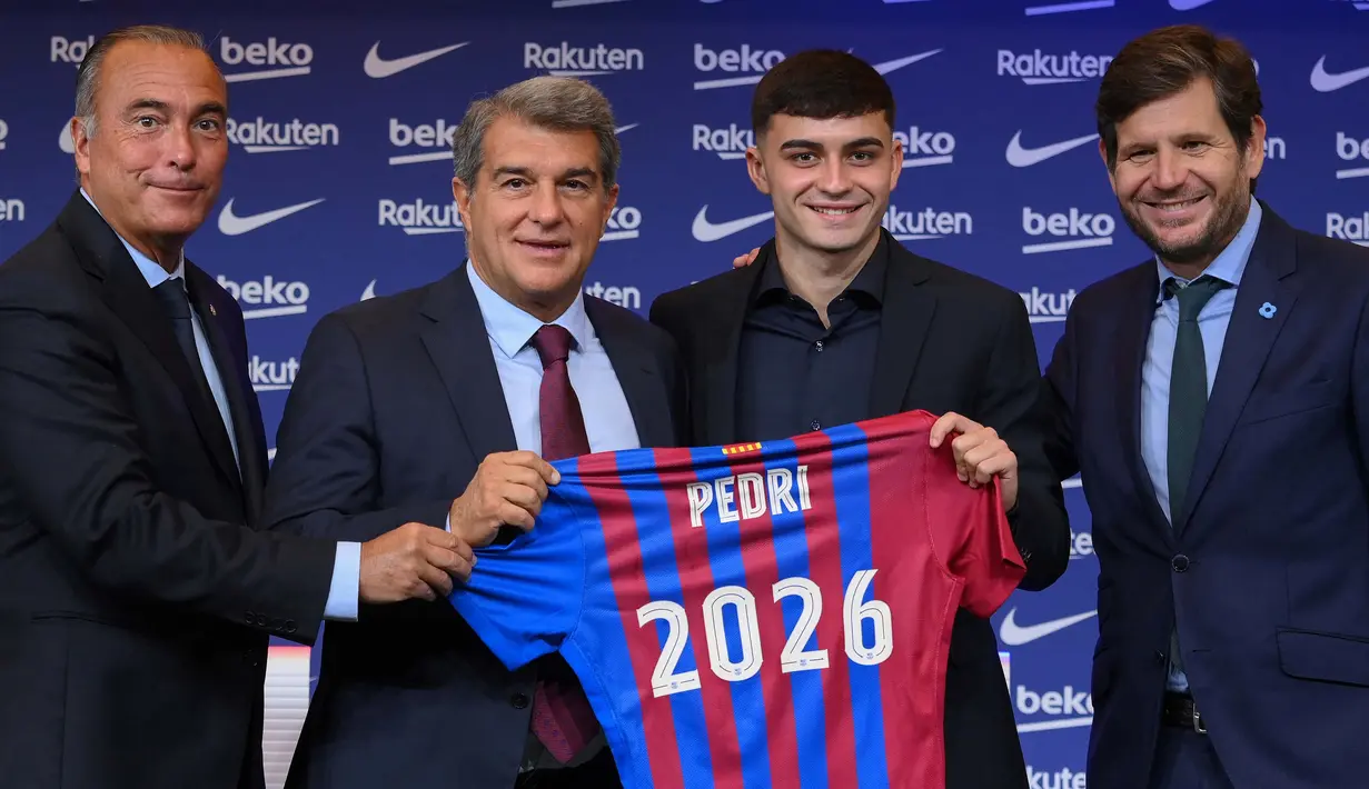 Sang gelandang meneken kontrak baru berdurasi lima tahun dan akan membela Barcelona hingga tahun 2026. Sebelumnya, kontrak pemain 18 tahun akan habis pada Juni 2022 mendatang. (AFP/Lluis Gene)