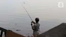 Warga memancing di Setu Babakan, Jakarta, Sabtu (14/3/2020). Kawasan Setu Babakan ditutup sementara menyusul instruksi Gubernur DKI Jakarta yang menutup sejumlah lokasi wisata selama 14 hari kedepan sebagau antisipasi penyebaran virus COVID-19. (Liputan6.com/Helmi Fithriansyah)