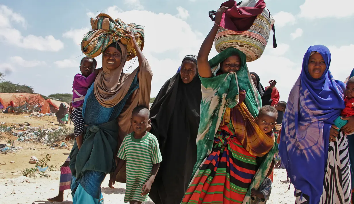 Sejumlah wanita Somalia membawa anak beserta perlengkapannya mengungsi akibat kekeringan di daerah Tabelaha di pinggiran Mogadishu, Somalia (30/3). (AP Photo/Farah Abdi Warsameh)