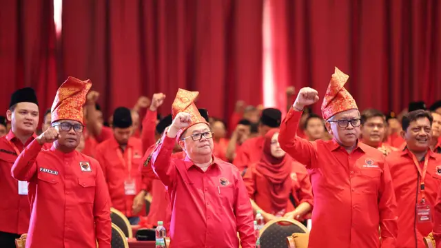 Sekretaris Jenderal (Sekjen) PDIP Hasto Kristiyanto saat menghadiri Konferensi Daerah (Konferda) dan Konferensi Cabang (Konfercab) secara serentak di Kota Riau, pada Sabtu (22/11/2025).