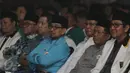 Ketua Majelis Syuro PKS Salim Segaf Al-Jufri dan Ketua Umum Partai Gerindra Prabowo Subianto (ketiga kanan) menghadiri pada puncak perayaan Milad ke 19 PKS di Jakarta, Minggu (30/4). (Liputan6.com/Herman Zakharia)