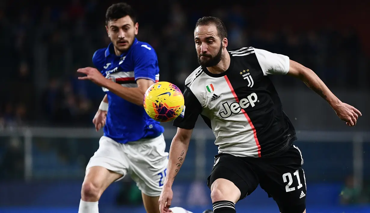 Striker Juventus, Gonzalo Higuain, berebut bola dengan dengan bek Sampdoria, Alex Ferrari, pada laga Serie A 2019 di Stadion Luigi Ferraris, Rabu (18/12). Juventus menang 2-1 atas Sampdoria. (AFP/Marco Bertorello)