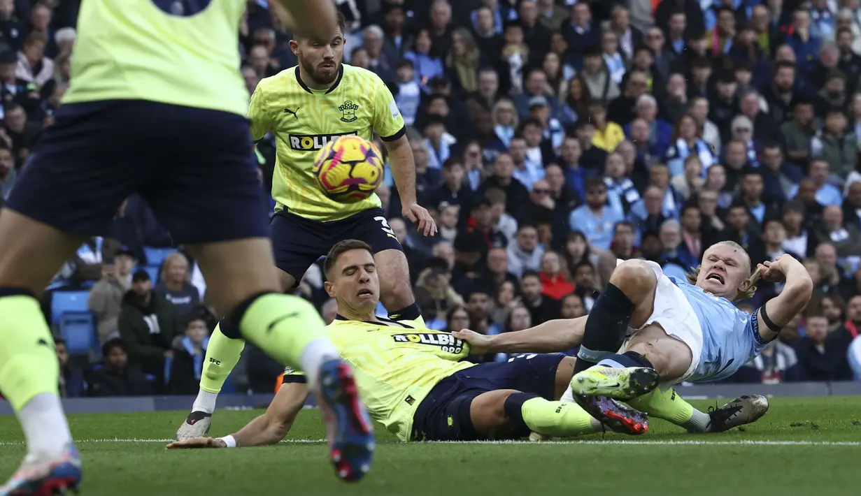Pemain Manchester City, Erling Haaland mencetak gol ke gawang Southampton pada laga lanjutan Liga Inggris 2024/2025 yang berlangsung di Etihad Stadium, Manchester, Inggris, Sabtu (26/10/2024). (AP Photo/Darren Staples)