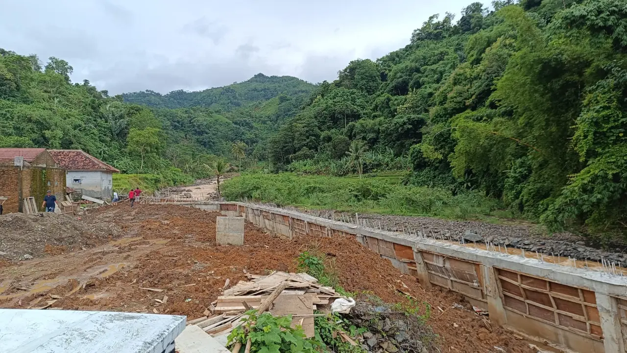 Warga Sukabumi Rogoh Rp 500 Juta Bangun Tanggul Sungai Cegah Banjir