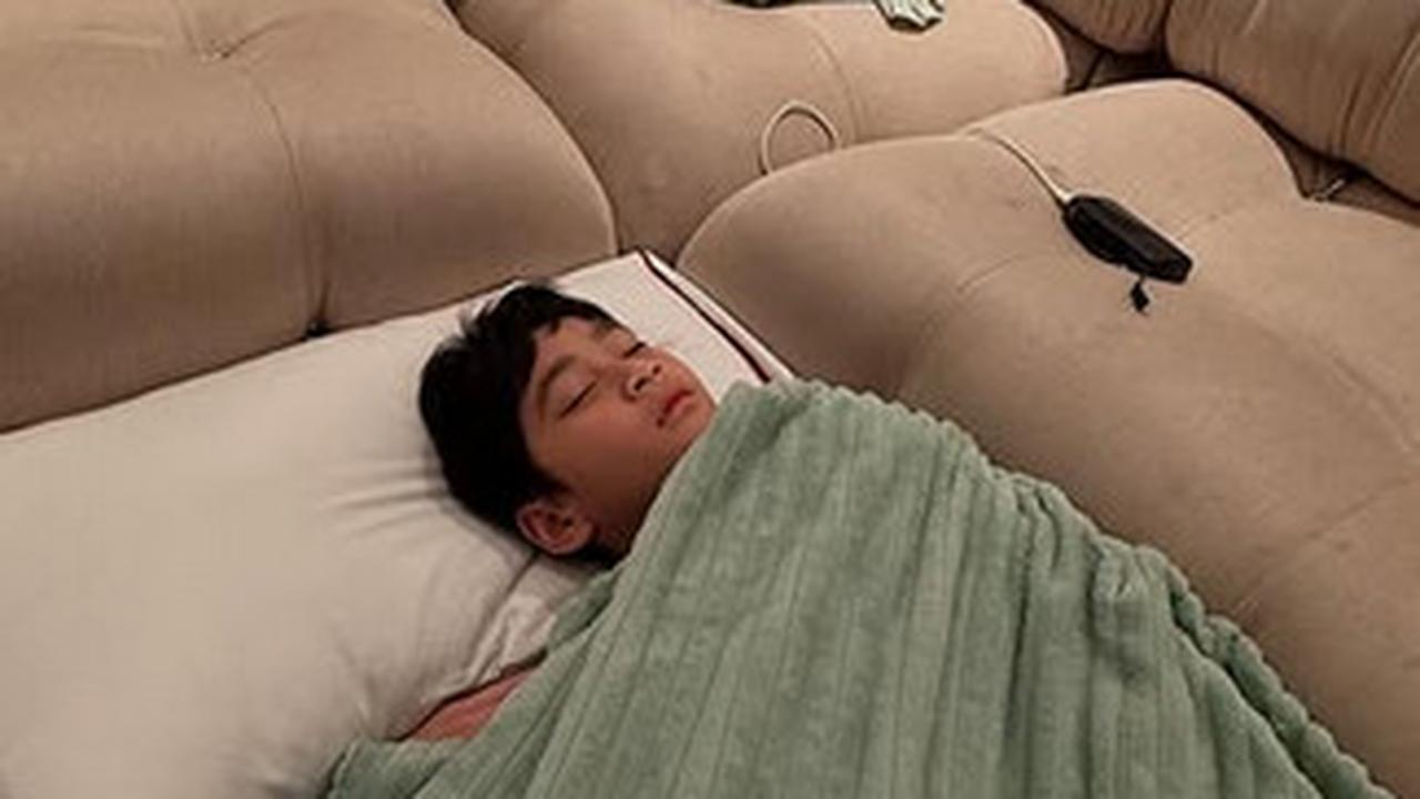 Potret Rafathar Tidur Nyenyak Ngemper di Ruang Tamu, Wajah Ganteng Terus di Zoom Bikin Heboh
